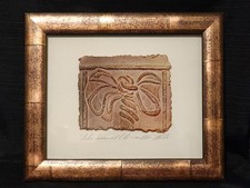Relieve de arte en papel fundido Leslie Ebert "Aprendió a atar una cinta" enmarcado firmado