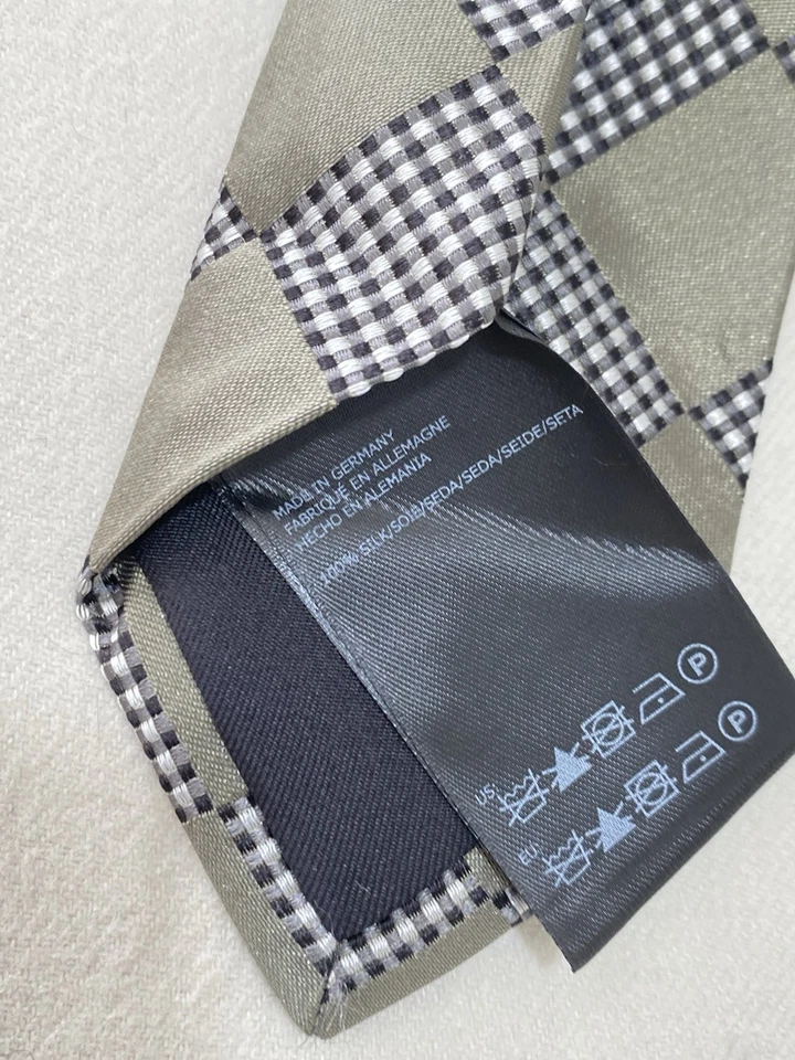 KARL LAGERFELD. CORBATA SEDA HOMBRE GEOMÉTRICA VERDE. EC Foto 2 de 4