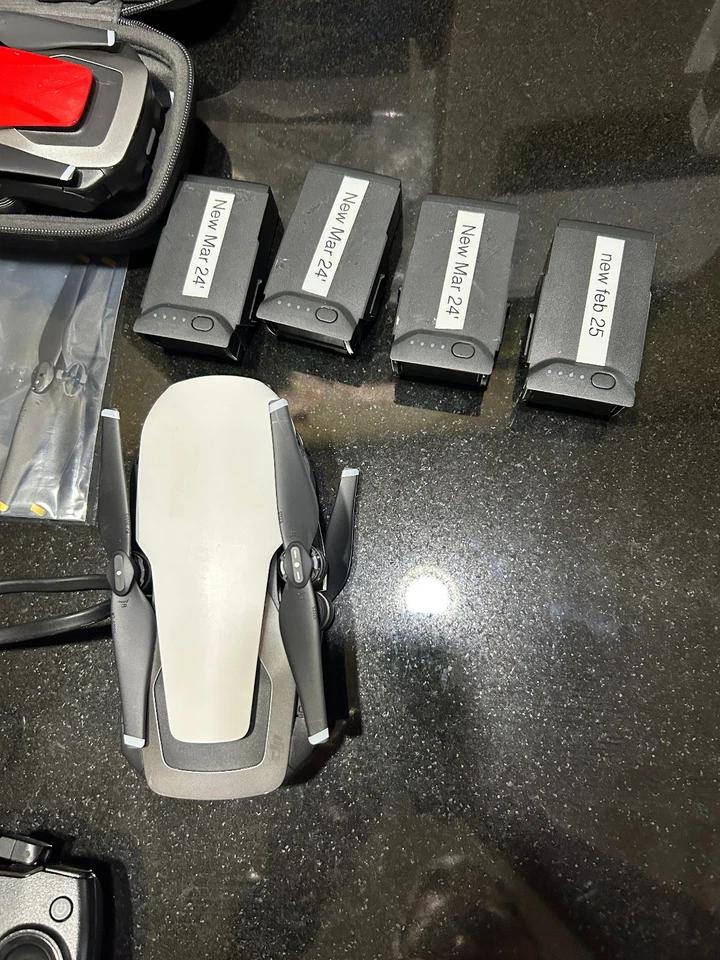 Paquete DJI Mavic Air - 2 Drones, controlador, 4 baterías, extras Foto 2 de 4