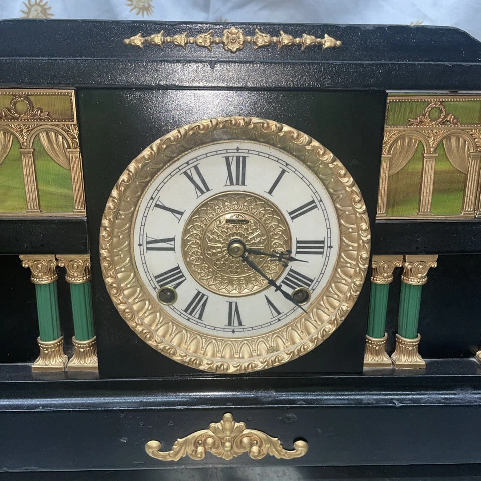 Antiguo reloj de manto negro Ingraham Palace con cabezas de león y patas de garra súper limpio Foto 2 de 4