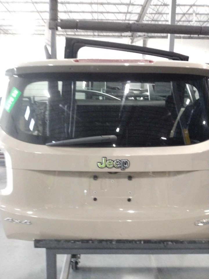 Alerón limpiaparabrisas maletero/portón trasero con cámara compatible con 15-17 RENEGADE 597215 Foto 2 de 4