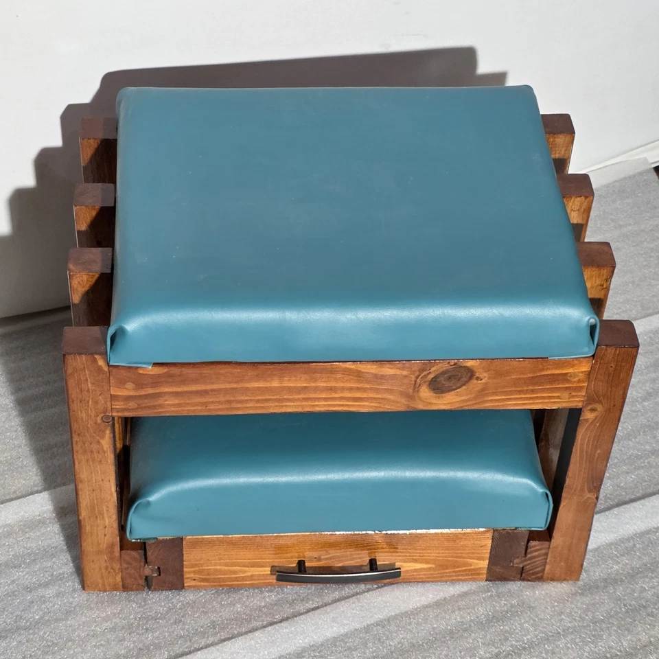 Banco de rodillas, madera cerezo, tapicería en turquesa, banco de nalgadas Foto 2 de 4