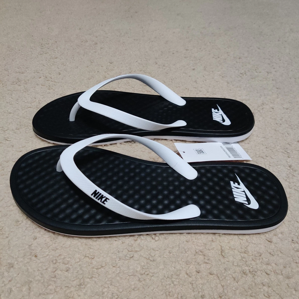 Black and white hotsell nike flip flops