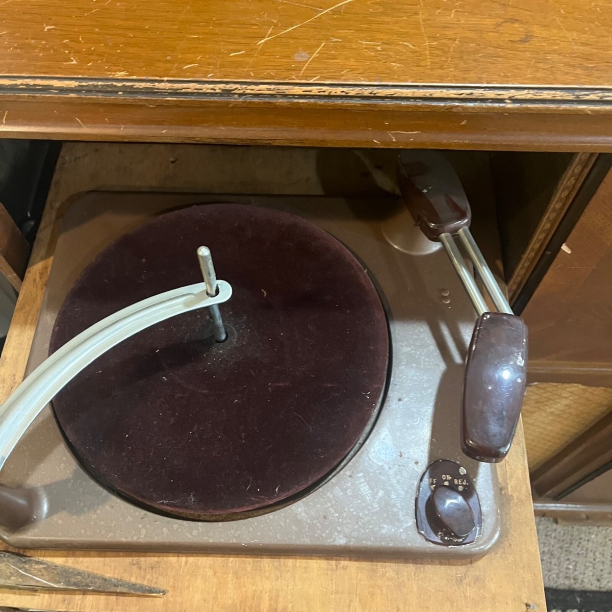 Zenith Wilshire Model 10S690 Phono/Shortwave Console Radio Zenith Wilshire Model 10S690 Phono/Shortwave Console Radio