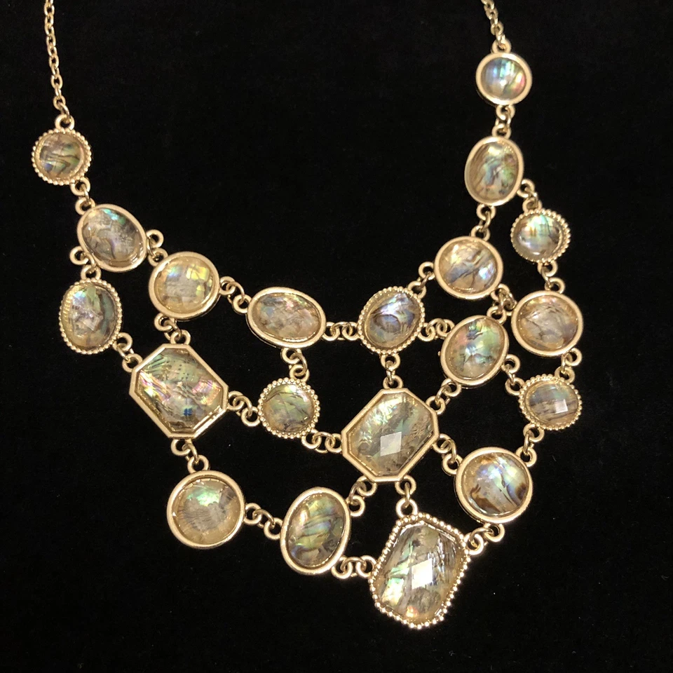 Collar llamativo de madreperla imitación tono dorado e iridiscente Foto 2 de 4