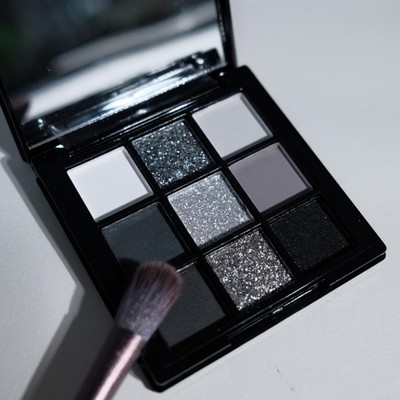 9 Color Smokey Eyeshadow Palette - Highly Pigmented Matte & Glitter Shades, L...