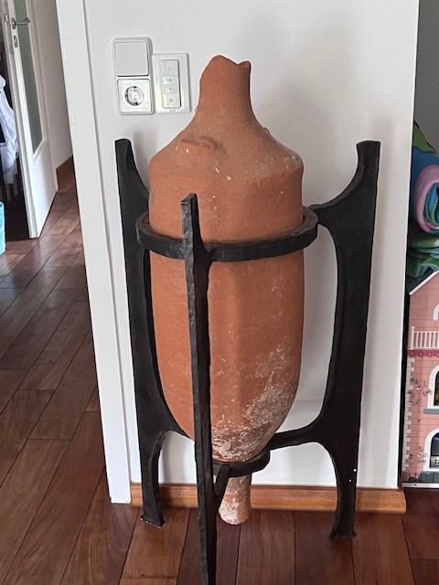 Amphore Vase im Eisengestell, antik