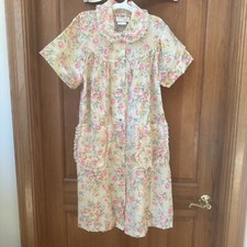 Vintage Leisure Life Cottage Core Floral Button front Nightgown/Housecoat Green
