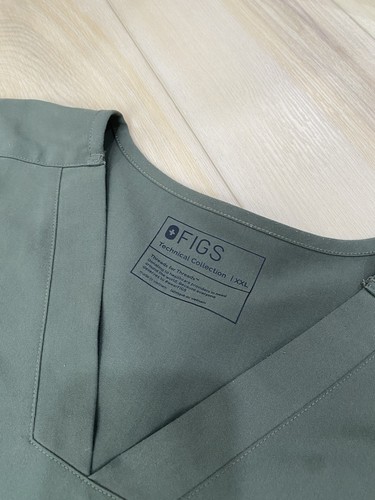 Top FIGS Technical Collection verde oliva para hombre talla XXL 3 bolsillos estilo TM3000 2XL - Imagen 3 de 5