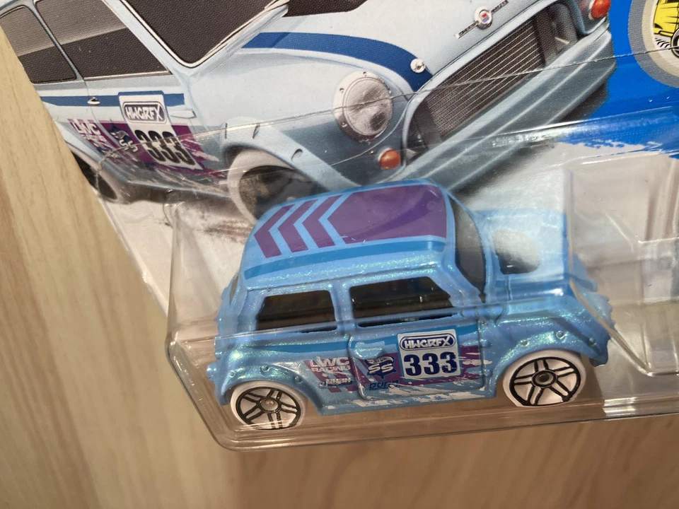 Hot Wheels Morris Mini Snow Stormers librea x 2 raro nuevo en tarjetas de 2017 Foto 4 de 4