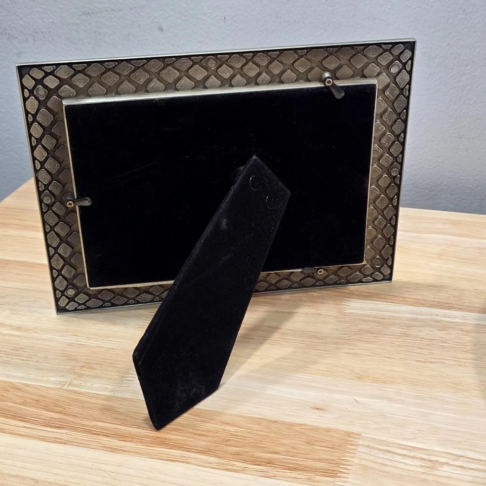 Marco de fotos de mesa con patrón de escotilla de cruz de peltre plateado para imagen de 5"x7" Foto 3 de 4