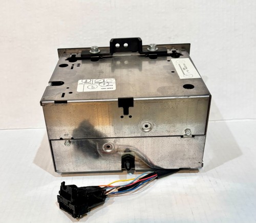 CADILLAC VINTAGE RADIO WORKING WITH FACTORY CASSETTE PLAYER GM # 16153946 - Picture 2 of 2