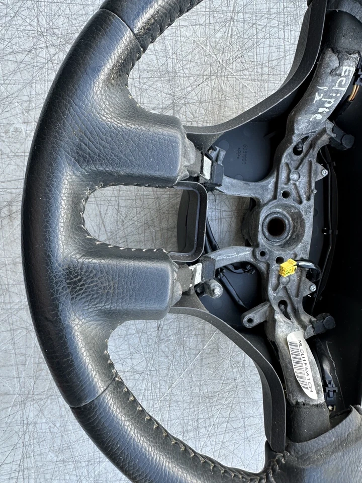 Volante Mitsubishi Eclipse 2012 con botones de interruptores - cuero negro OEM Foto 3 de 4