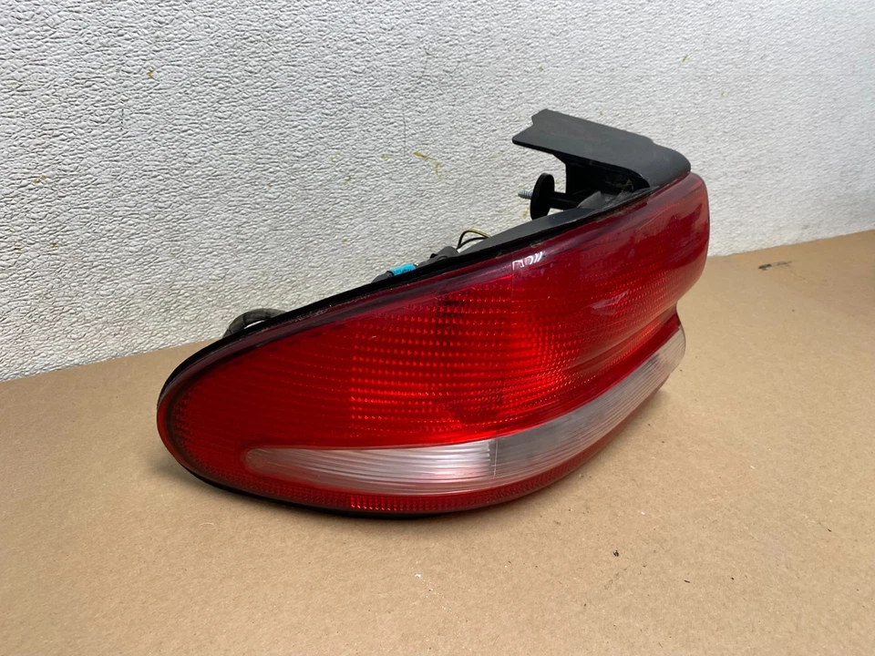 Luz trasera lateral izquierda conductor Chrysler Concorde 1993 a 1997 fabricante de equipos originales p8044 DG Foto 3 de 4