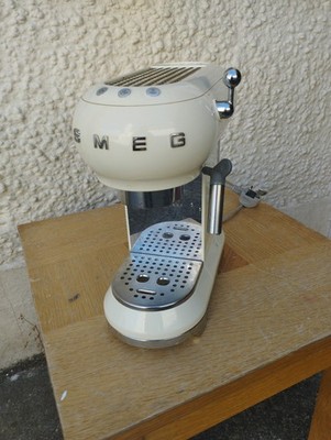 Smeg Kaffeemaschine ECF01 Espresso Creme Ersatzteile oder Reparatur