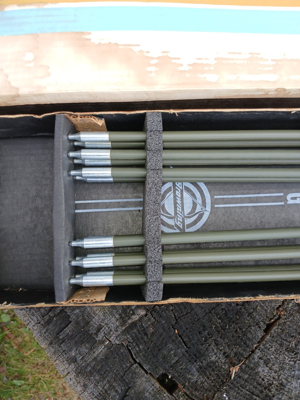 Vintage Browning wooden arrows (12) in original box 28"
