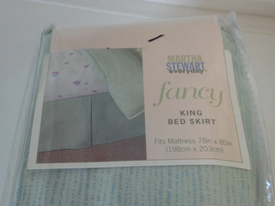 Martha Stewart Fancy King 床裙木刻水绿色床垫 78x80 英寸 — 第 2/3 张图片