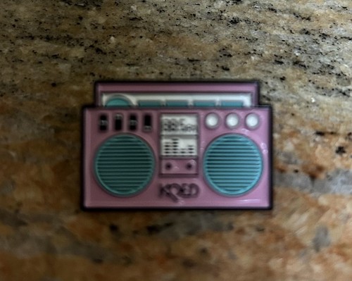 KQED Public Radio Emaille Hut / Anstecknadel 88,5 San Francisco NEU - Bild 2 von 4