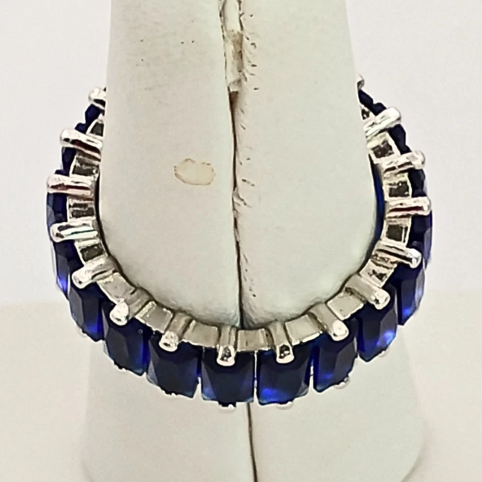 Banda feminina banhada a prata criada em laboratório safira azul Eternity tamanho 6 baguete - Imagem 4 de 4