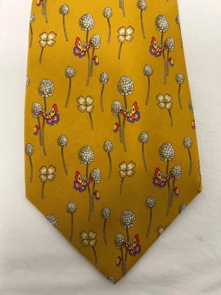 Gravata de seda Salvatore Ferragamo dourada floral assinatura feita na Itália - Imagem 2 de 4