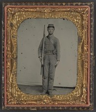 Unidentified soldier in Confederate uniform and snake belt buckle with Enfield