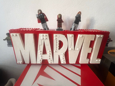 LEGO Marvel Logo & Minifiguren Set (76313)  (komplett mit OVP + Anleitung)
