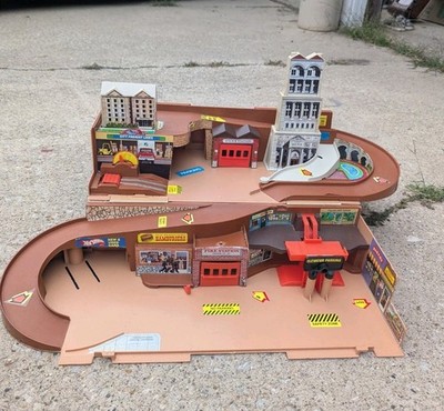 1980 Mattel Hot Wheels City Sto N Go Playset in Good Condition