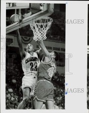 1992 Press Photo Johnny Newman Scores in Charlotte vs Washington Basketball Game