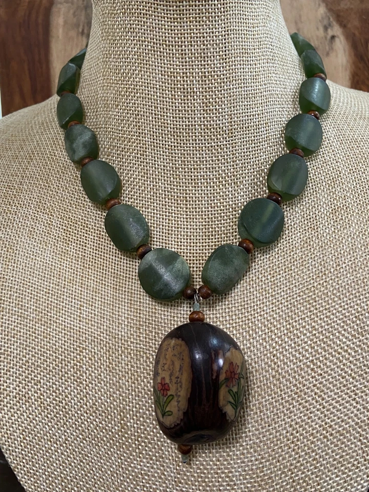 Collar de vidrio rústico vintage - Colgante de nuez de árbol hecho a mano Foto 3 de 4