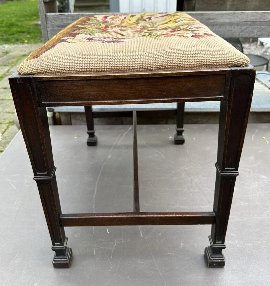 Reposapiés tocador antiguo vintage de nogal con asiento de punta de aguja Foto 3 de 4