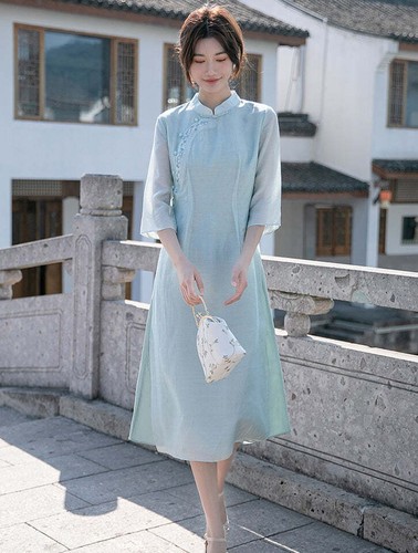 Light Green Loose Cheongsam Qipao Dress With Floral Embroidery - 第 1/14 張圖片