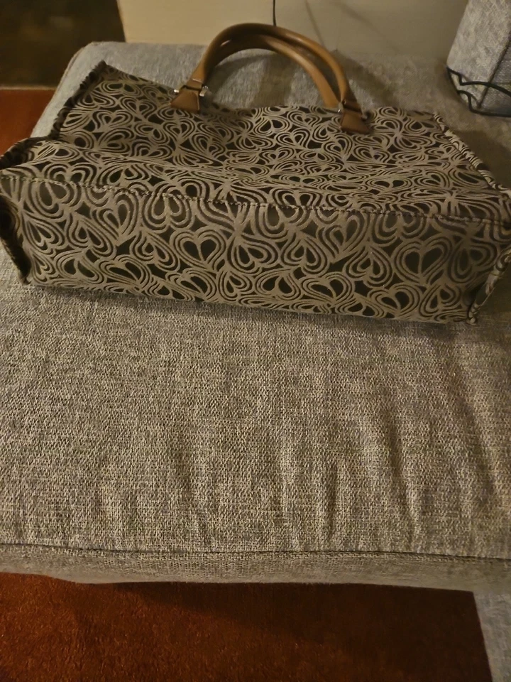 Bolso de Mano Diane Von Furstenberg, Grande 18 x 13, Lona Marrón con Corazones Foto 3 de 4