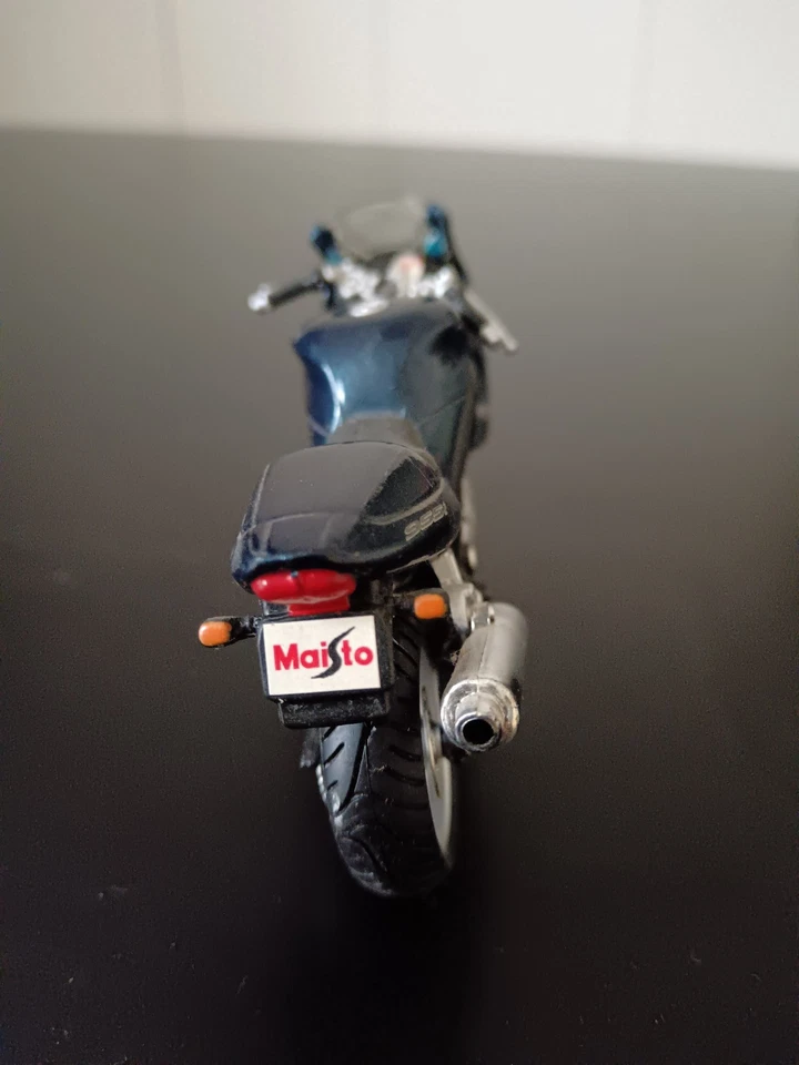 TRIUMPH RS 955 i MAISTO 1/18 ème - Photo 4/4