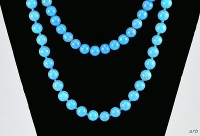 2 wunderschöne Halsketten aus gefärbtem blauem Jaspis und 1 mit Sterling Silber Verschluss