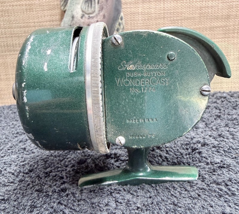 Vintage Shakespeare WonderCast 1774 Model FC Push Button Fishing Reel USA