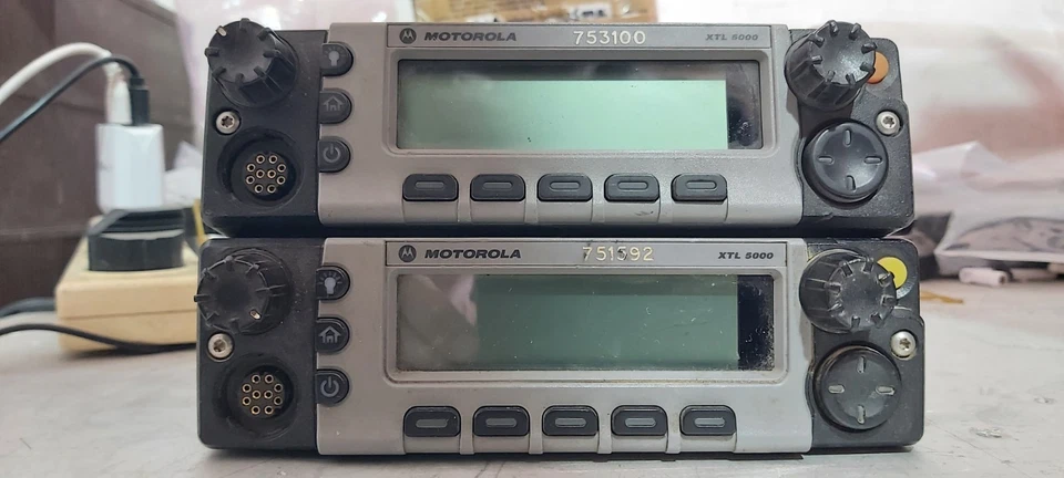 Motorola XTL 5000 Frontplatte 2 Stück UPS Versand! Preisvorschläge machen! F-2