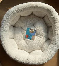 Pet Central Pet Bed for dogs & cats 27-27-9 in