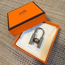 HERMES Cadena Lock 2001 L HOMME PEUT EMBELLIR LA TERRE Charm Silver No Box