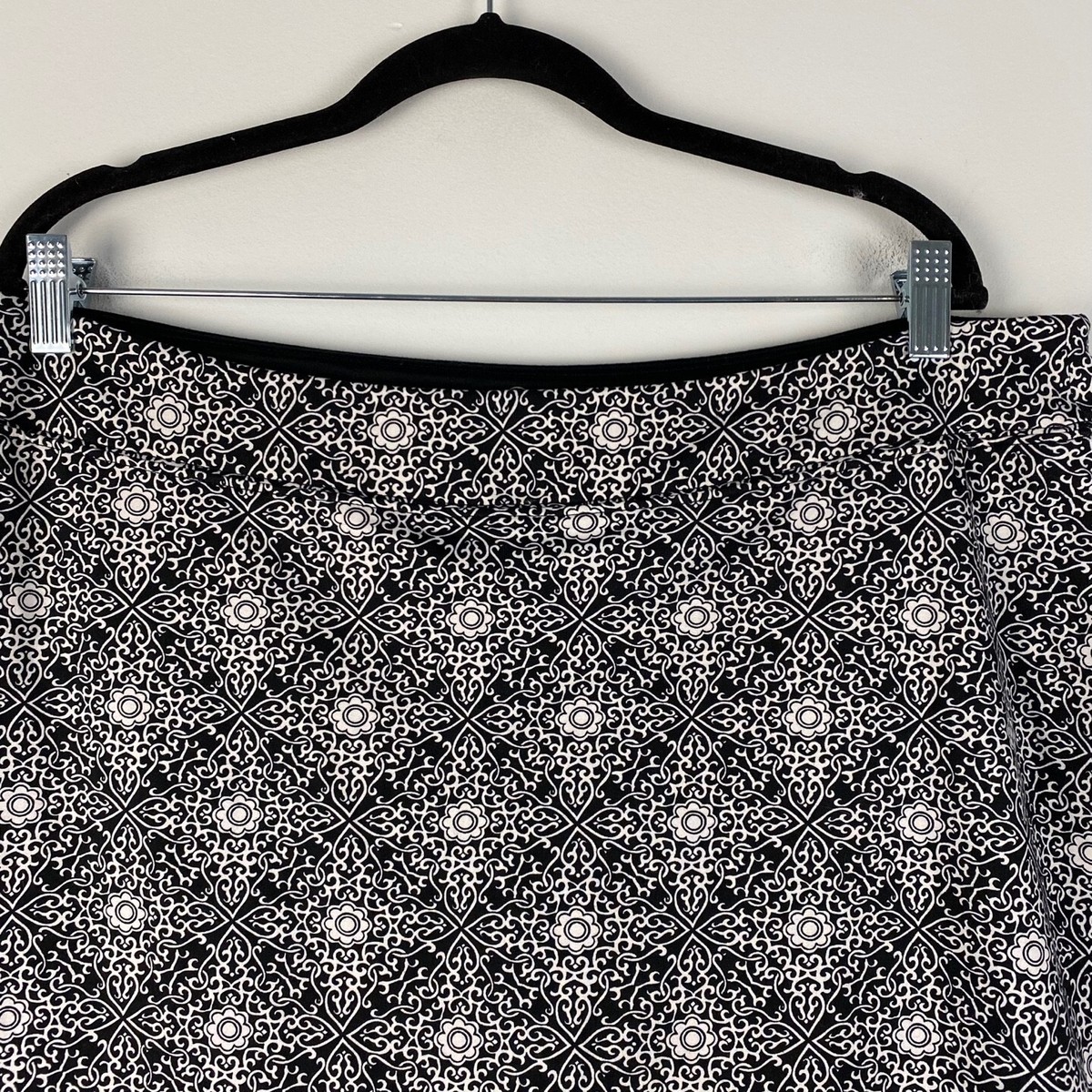 Télécharger Jupe noire et blanche avec des fleurs Pages de coloriage En Ligne - Creative Fabrica