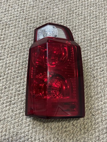 06 07 08 09 10 OEM Jeep Commander Right Passenger Side Taillight Tail Light Lamp - Foto 1 di 12