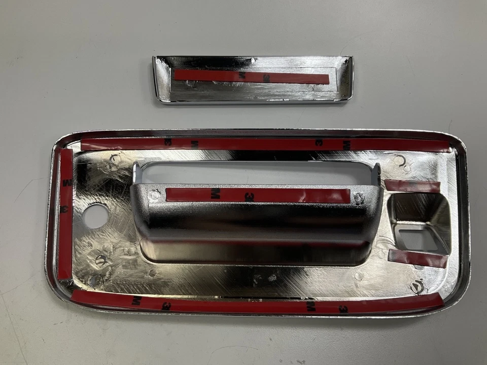 Lund 686563 铬制尾门把手保护套 - 2007 - 2012 Silverado 1500,2500,3500 — 第 2/3 张图片