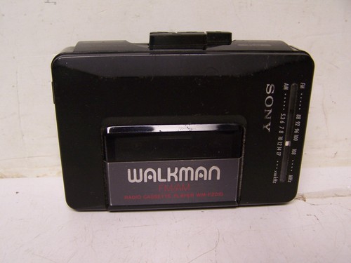 Sony Walkman FM/AM Radio KASSETTENSPIELER WM-F2015 RADIO OK KASSETTE BRAUCHT GURTE