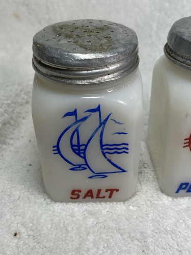 Hoosier vintage Hazel Atlas vetro latte scuotitore con coperchio sale pepe bianco barca a vela - Foto 5 di 6
