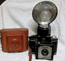 VINTAGE 1950s BEACON TWO TWENTY FIVE CAMERA w/ FLASH  ERA BULB  FULL CASE