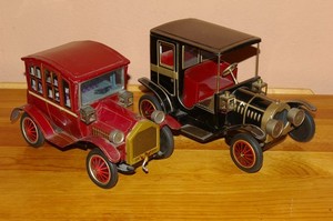 Pair of Tin Battery Operated Old Cars Yonezawa?? Japan