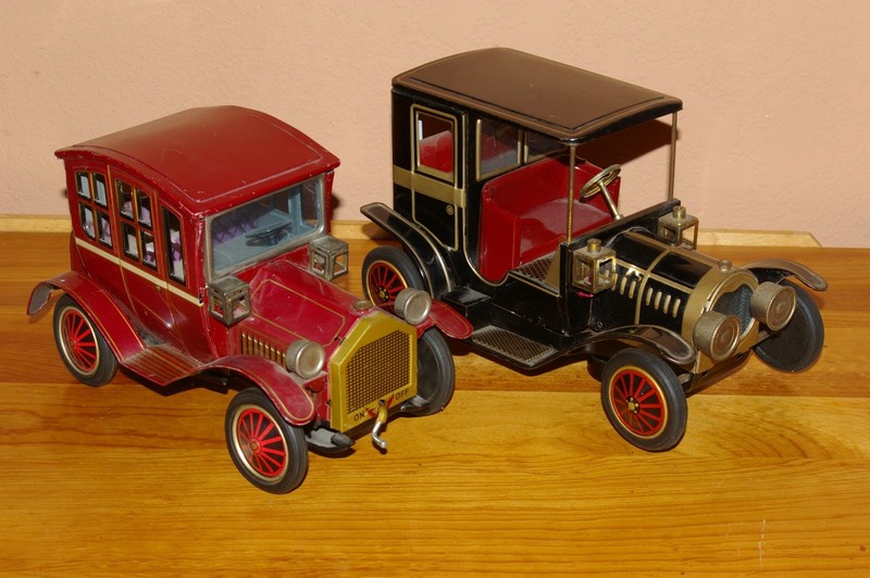 Pair of Tin Battery Operated Old Cars Yonezawa?? Japan