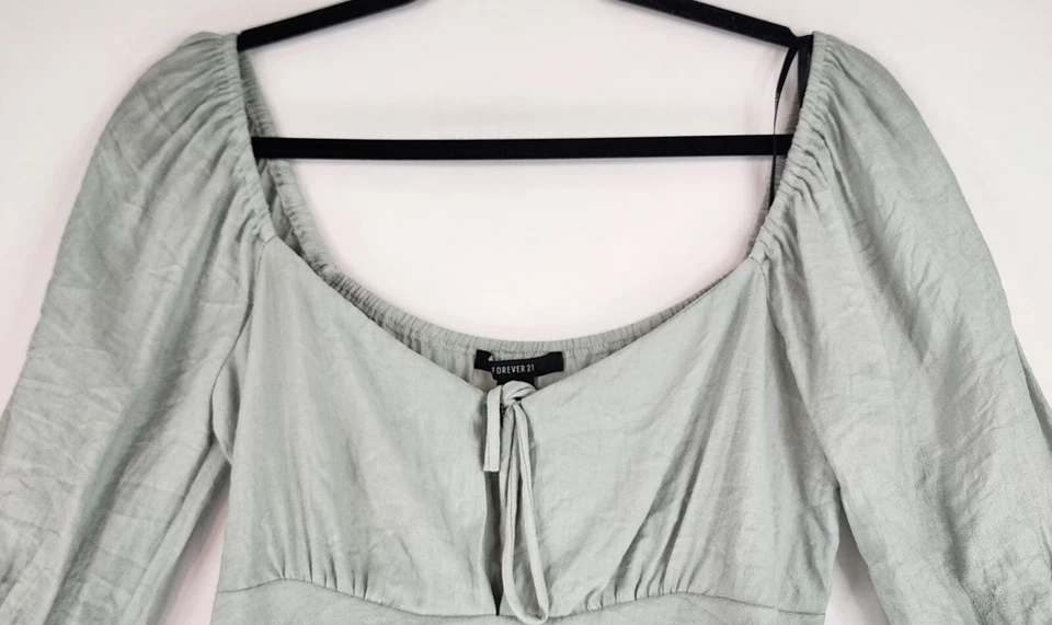 Camisa feminina Forever 21 pequena verde perfeita fora do ombro manga sino crop top - Imagem 3 de 4