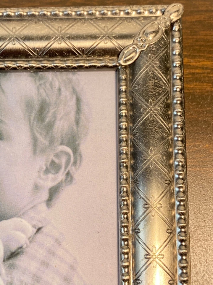 Marco de fotos de metal Malden diseño de cruz entrecruzada de 4"x 6" y caballete de cuentas plateadas bonito Foto 4 de 4