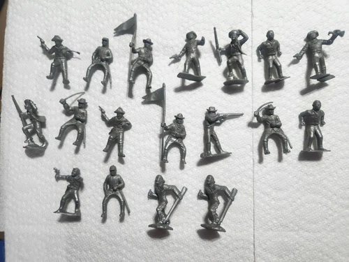 18 VINTAGE MARX FORT DEARBORN SILVER CAVALRY / PIONEERS SOLDIERS IN FINE PLUS