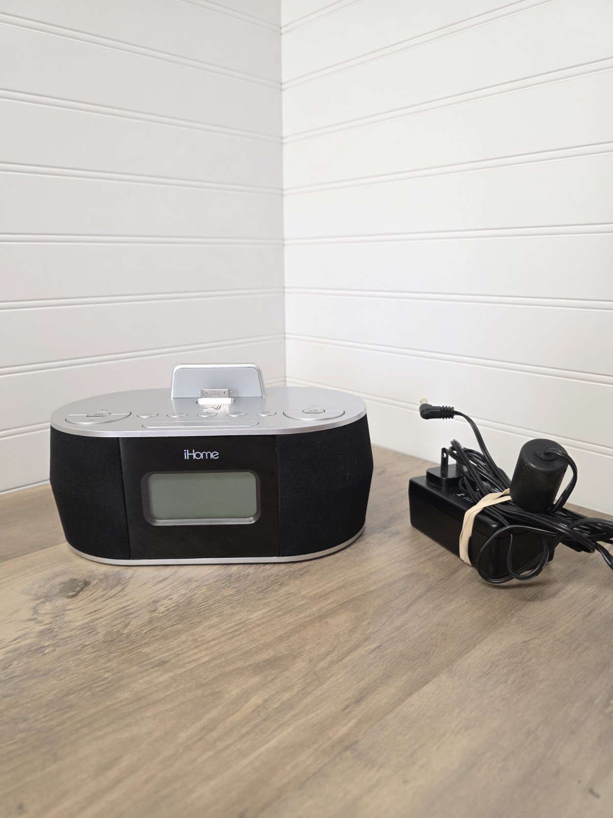 iHome iDN38 Dual Alarm Charging Stereo FM Clock Radio- Excellent Condition